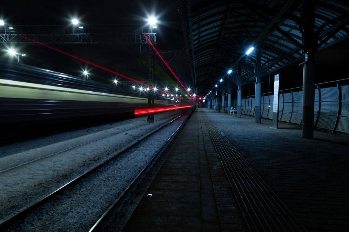 夜の駅ホーム。終電で帰る日々の風景