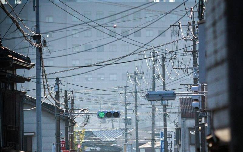 朝の光が差す通り。退職は新しい一日の始まり